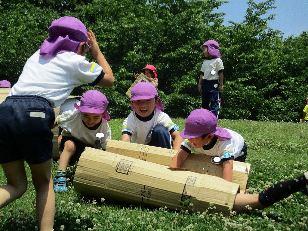 5月 遠足・土手すべり・園外保育・さつま芋苗植え・サッカー教室・かきかた教室・英語教室始まり（年長）